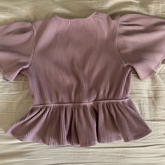 UO Deep cut Flowy Crop Blouse - Picture 4 of 4